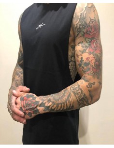 camiseta negra sin mangas