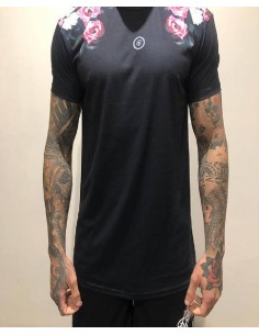 Camiseta negra hombro flores